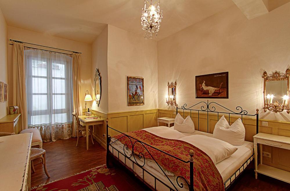 Hotel Orphee - Grosses Haus ريغنسبورغ المظهر الخارجي الصورة